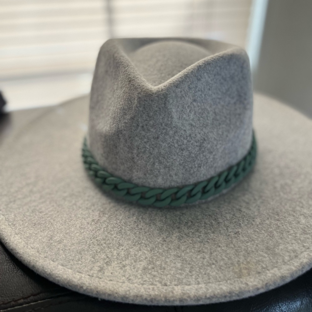 Women’s fedora brim hat